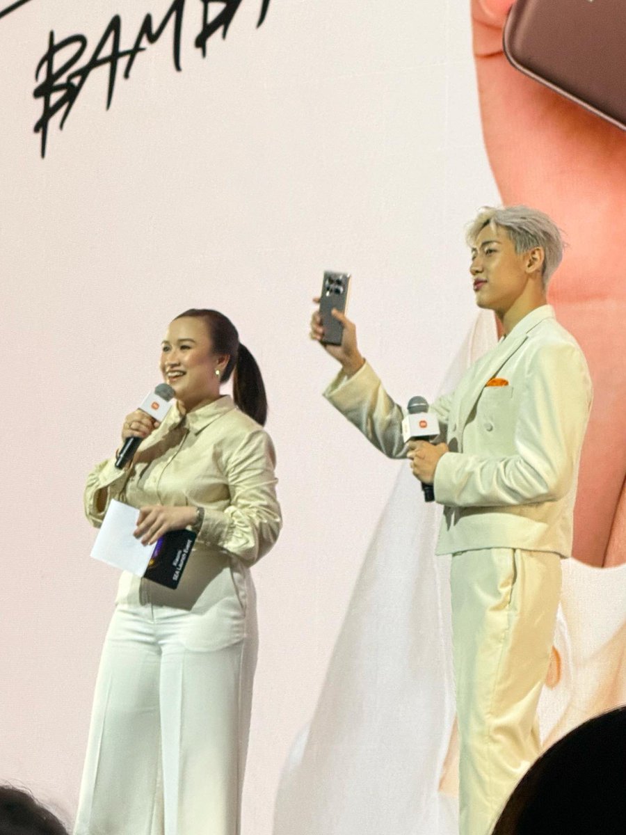 hanybunch's tweet photo. Reunited with @BamBam1A in Bangkok! 💚
Honoured to be sharing the stage with BamBam again thanks to @xiaomi ! 🧡

#hahanymc #hahanyfancam #hahanyhallyu https://t.co/Gzwf7vm2Gd