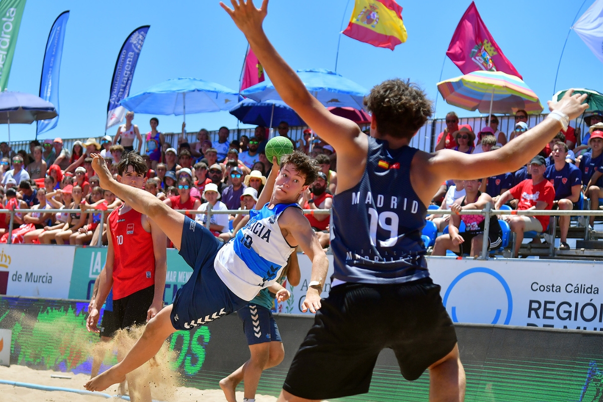 🏖️Más de 1.700 deportistas llenan los hoteles de La Manga con los campeonatos de España de Balonmano Playa.

🤾‍♀️La playa de Puerto Bello alberga seis campos de juego en la arena con entrada libre y una pista central para 600 espectadores del 21 al 25 de junio.