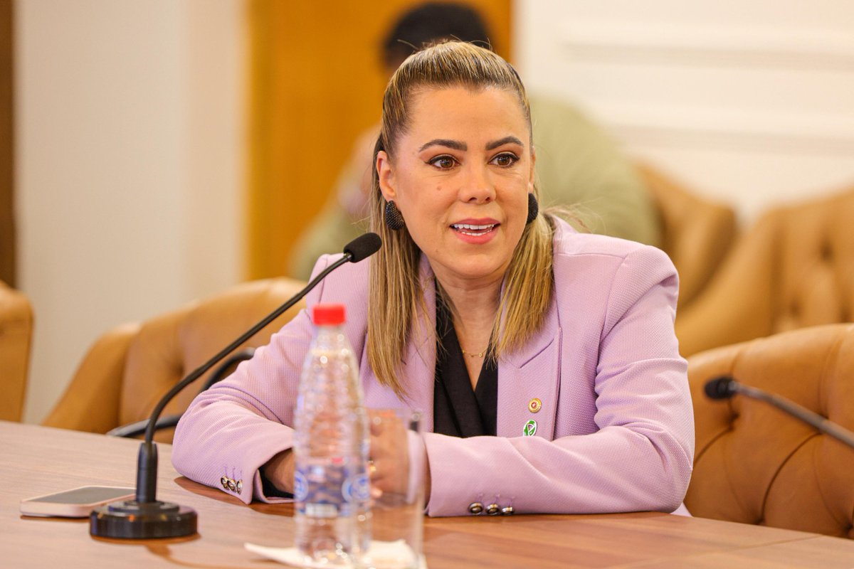 <a href="/mariatbaran/">María Teresa Barán Wasilchuk</a> <a href="/msaludpy/">Ministerio de Salud</a> Prosigue la reunión de la Comisión Especial de Investigación de Carácter Transitorio para la investigación de los hechos relacionados con la trama delictiva denominada “Mafia de los pagarés”, se adhieren los senadores miembros <a href="/OviedoSenador/">José Oviedo</a> y <a href="/lizarellapy/">Lizarella Valiente</a>.