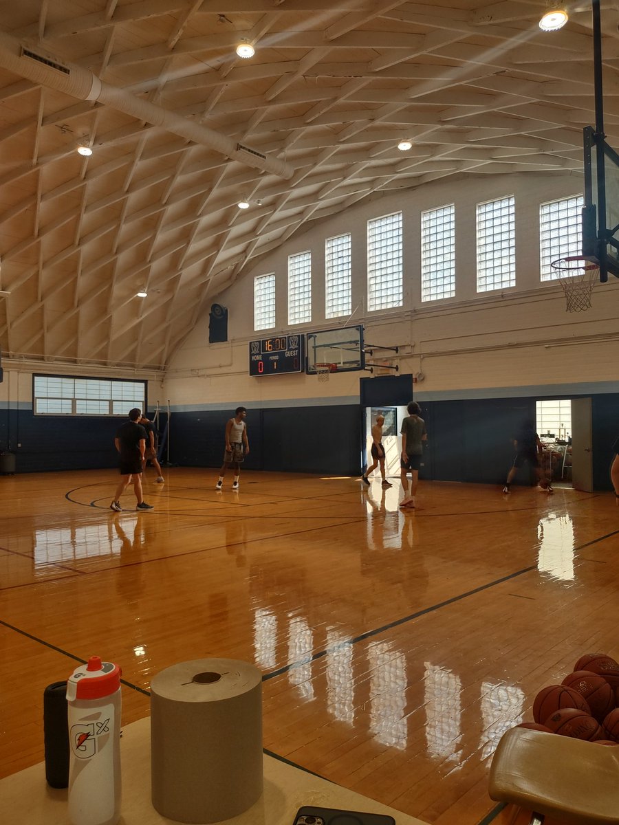 Boys are grinding in the Aux gym