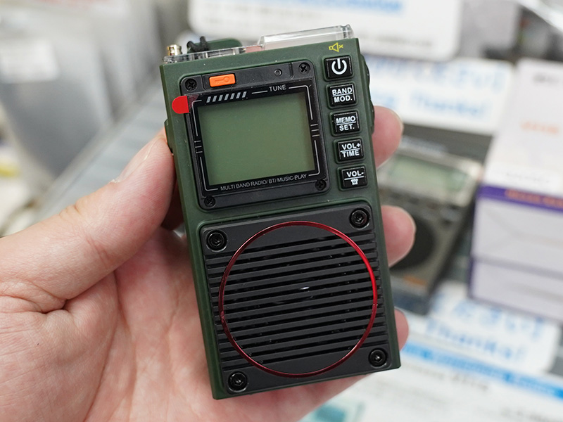 watch_akiba's tweet photo. 【今日の人気記事】更新：スマホで操作できるポータブルAM/FM/短波ラジオ「Retekess TR111」が店頭入荷 https://t.co/RGbwKwFLxH #Retekess #ラジオ https://t.co/s2wVxji8LS