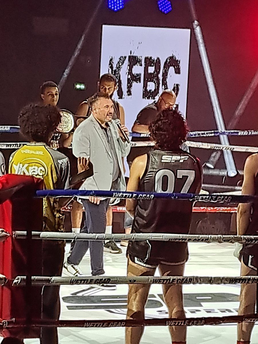 Championnat du monde de kickboxing au Clichy Hall, les jeunes de la Mission Locale de Clichy-la-Garenne @clichyML invités par le KFBC de Clichy 👍😎