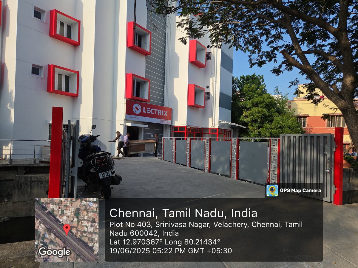 reclaimchennai's tweet image. Blatant encroachment of footpath using ramps by this company that most likely illegally built the bridge over the canal too.

Complained on namma salai app as this is a SH. UIC. No. 21004 @chennai_Highway

📍 Plot 403, Srinivasa Nagar, Velachery MRTS road