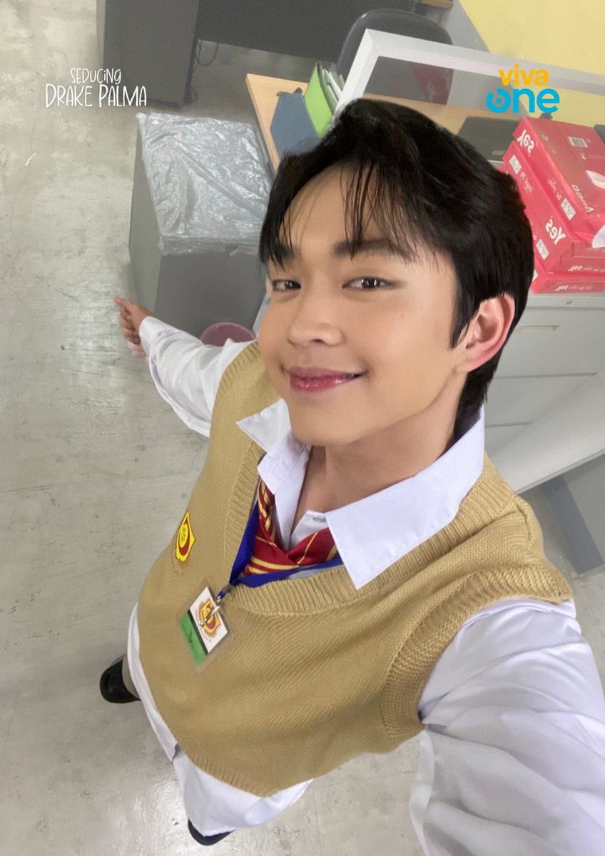 Kung ganito kagwapo ang classmate mo, ewan ko na lang kung aabsent ka pa. 😝

#SDPDrakeyBaby

Get ready to fall! vivaone.page.link/SeducingDrakeP…

#SeducingDrakePalma #SDP #VivaOne #NewSeriesAlert #RabinAngeles