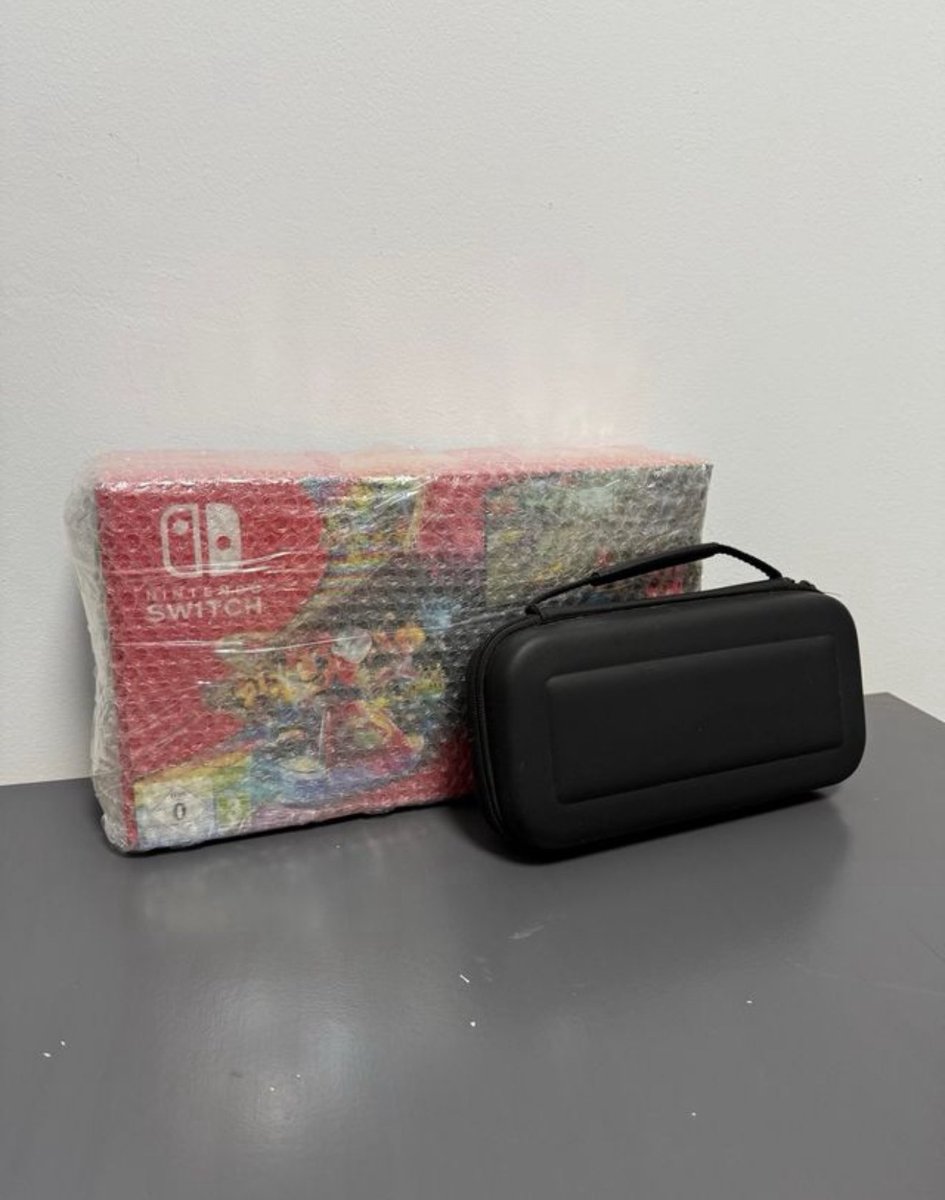 Se vende!! Totalmente nueva, todos sus plásticos originales y Mario Kart 8 Deluxe