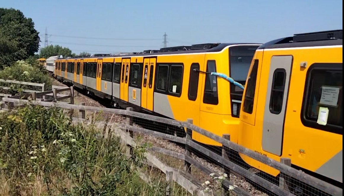 Harrod15S's tweet image. Rail adventure choppers 20302 - 20311 taking a pair of new Tyne &amp;amp; Wear units 555017 - 555031 at Hayfields just South of Doncaster this morning
#Class20 #Trains #Rail #Class55 #TyneMetro #Hayfield #Doncaster