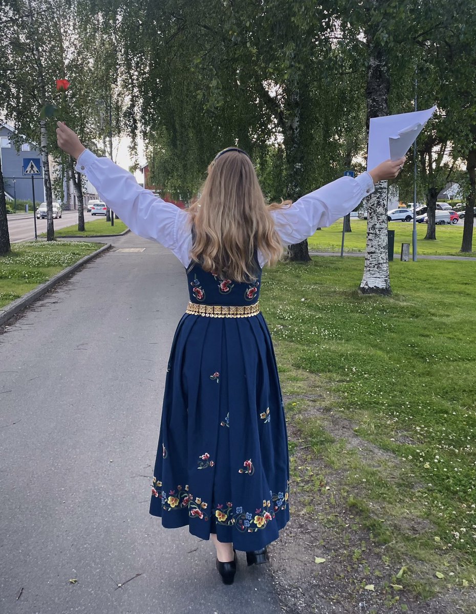 ✅13 yrs of school

i wouldn’t be where i am in life without my family and friends, that at all times gives me unconditional love and reminds me of who i am🫀💞