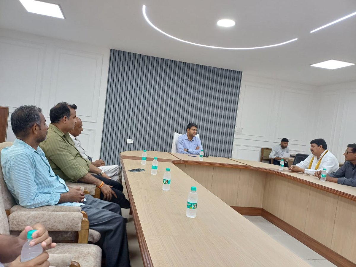 आज उत्तर प्रदेशीय प्राथमिक शिक्षक संघ गाजियाबाद के पदाधिकारीयों के साथ जिलाधिकारी महोदय श्री दीपक मीणा जी से शिष्टाचार भेंटकर शिक्षकों की समस्याओं पर चर्चा की।