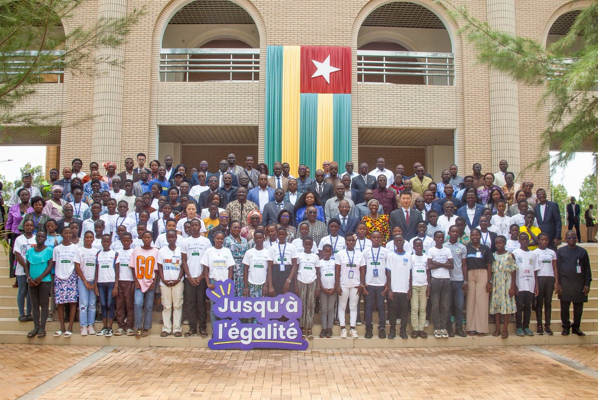 LA MINISTRE PROF. ZINSOU-KLASSOU ATTIRE L’ATTENTION DES ENFANTS SUR LE BON USAGE  DU TELEPHONE PORTABLE A L’OCCASION DE LA JOURNEE DE L’ENFANT AFRICAIN
« Vous risquez d’être un esclave addict du téléphone si vous ne faites pas attention, » a-t-elle prévenu.