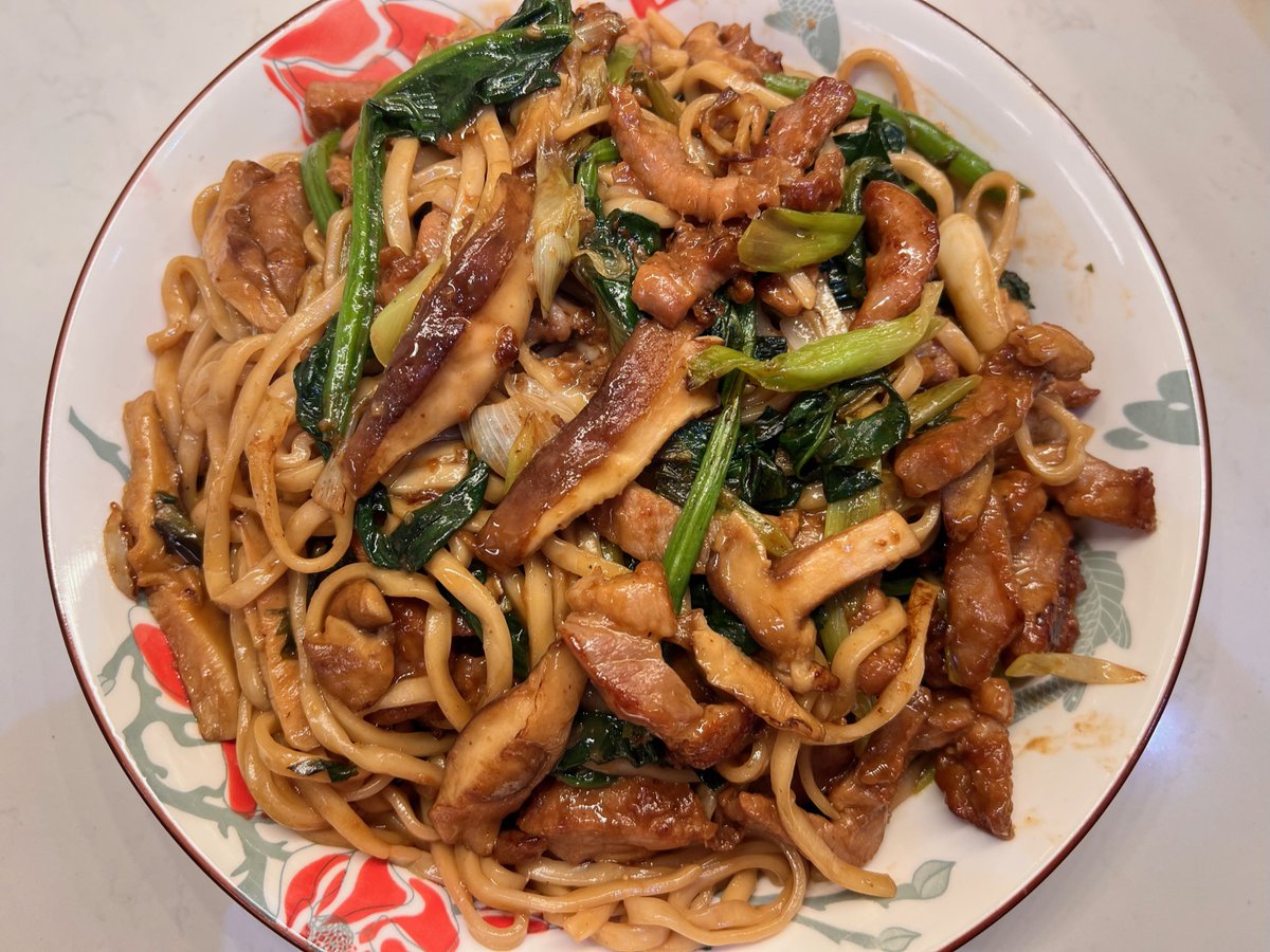 RobertiLax's tweet image. Shanghai-Style Fried Noodles with Mushrooms.