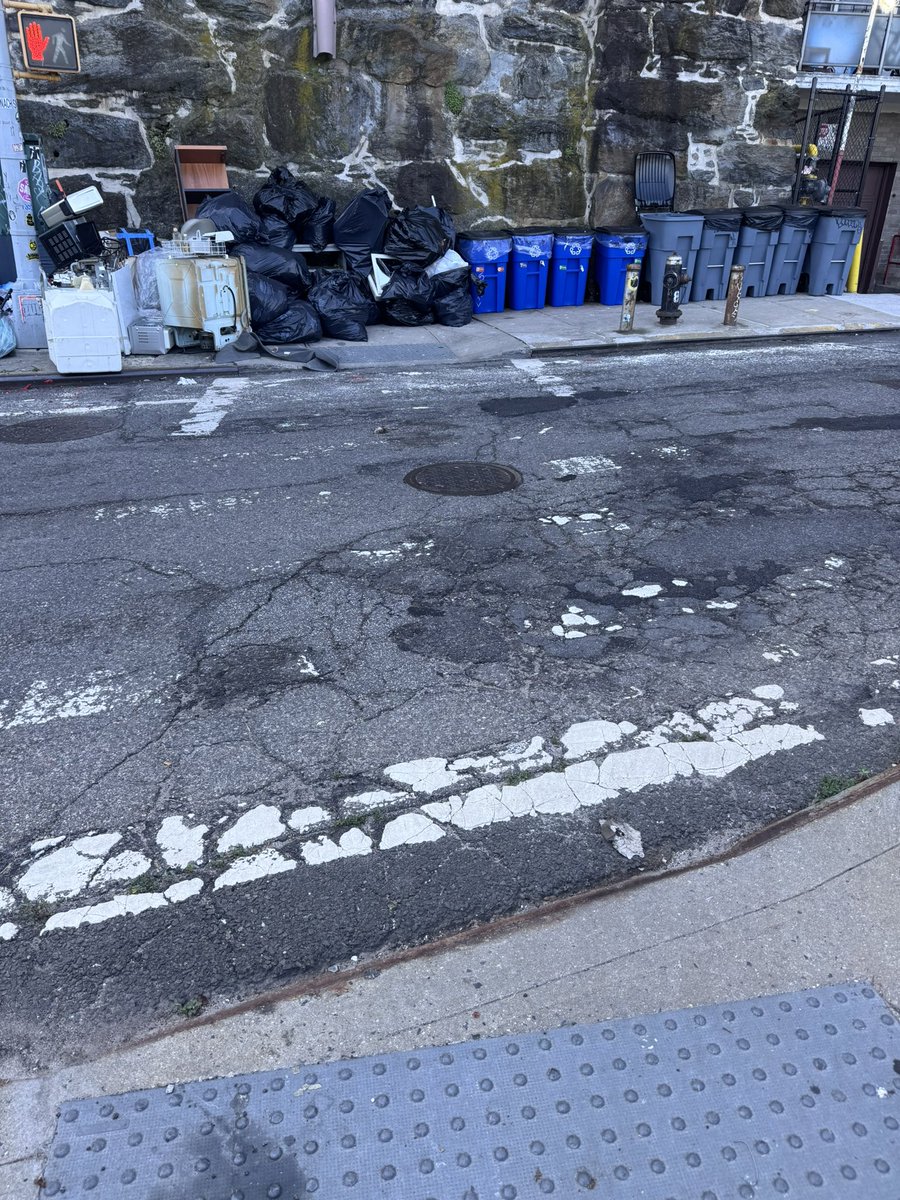 michpc26's tweet photo. @NYC_DOT this crosswalk from the east side of Riverside Drive to the Henry Hudson Parkway pedestrian overpass north of 181st is unsafe. I tripped and fell while running. Your website doesn’t recognize this location to report it. https://t.co/Q4INCFrxgb