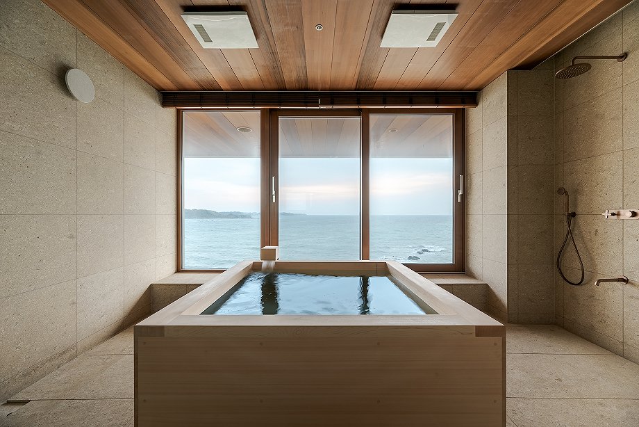 REIICHI IKEDA DESIGN (RID) es autor de este proyecto residencial, que encarna la armonía entre la arquitectura y el entorno natural, inspirado por la arena y el mar cercanos.
-> Fotografías: Yoshiro Masuda
-> interioresminimalistas.com/2025/06/20/vil…
-> #casasmodernas #modernhouses #Japón #Japan