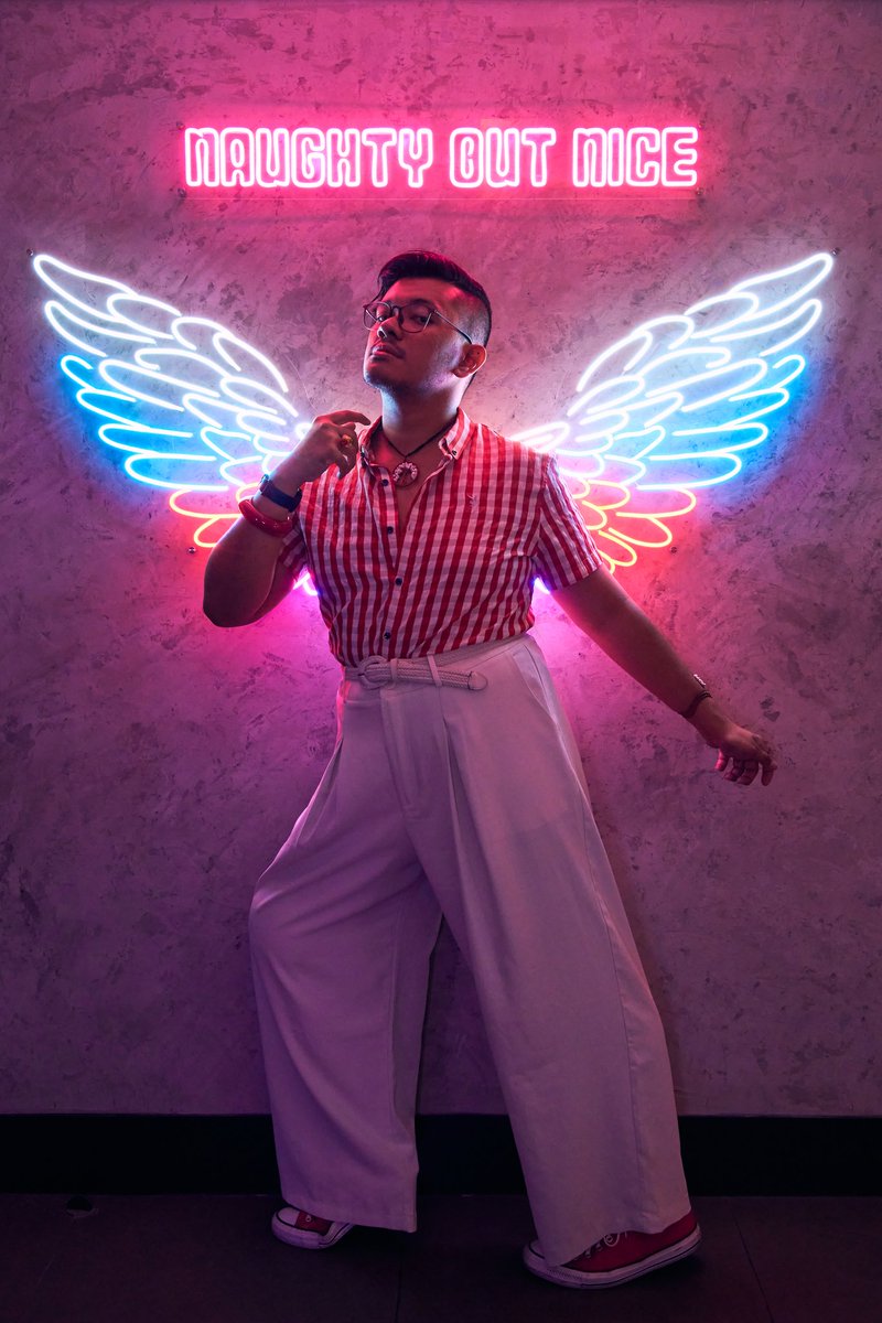 paper_visions's tweet photo. Tell me what it is that you see. Past my light and past my wings. Who and what am I to you? Tell me the truth and what it is that you seek.
.
.
.
#PaperVisions #portraitphotography #selfportrait #advancedselfie #neon #wings https://t.co/IiWzV47UyT