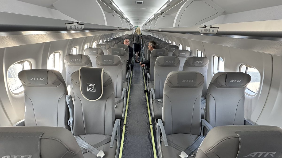 flight_report's tweet image. Strong presence of @ATRaircraft once again at the Paris Air Show with an Azul aircraft on the static display and the prototype on the flying display.

The HighLine cabin will also become a reality with Air Tahiti and JSX with premium-configured aircraft.

#ParisAirShow #PAS25