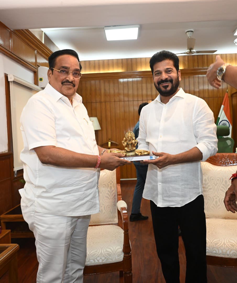 కేంద్ర జలశక్తి మంత్రి శ్రీ సీ.ఆర్ పాటిల్ ను కలిశాను. ఆంధ్రప్రదేశ్ ప్రతిపాదించిన బనకచర్ల ప్రాజెక్టుకు అనుమతులు ఇవ్వవద్దని కోరాను. ఆ ప్రాజెక్టు తెలంగాణ హక్కులకు భంగం కలిగిస్తుందని వివరించాను. 

జీడ‌బ్ల్యూడీటీ, రాష్ట్ర పున‌ర్విభ‌జ‌న చ‌ట్టానికి విరుద్దంగా ఆంధ్రప్రదేశ్ వ్యవహరిస్తోందని