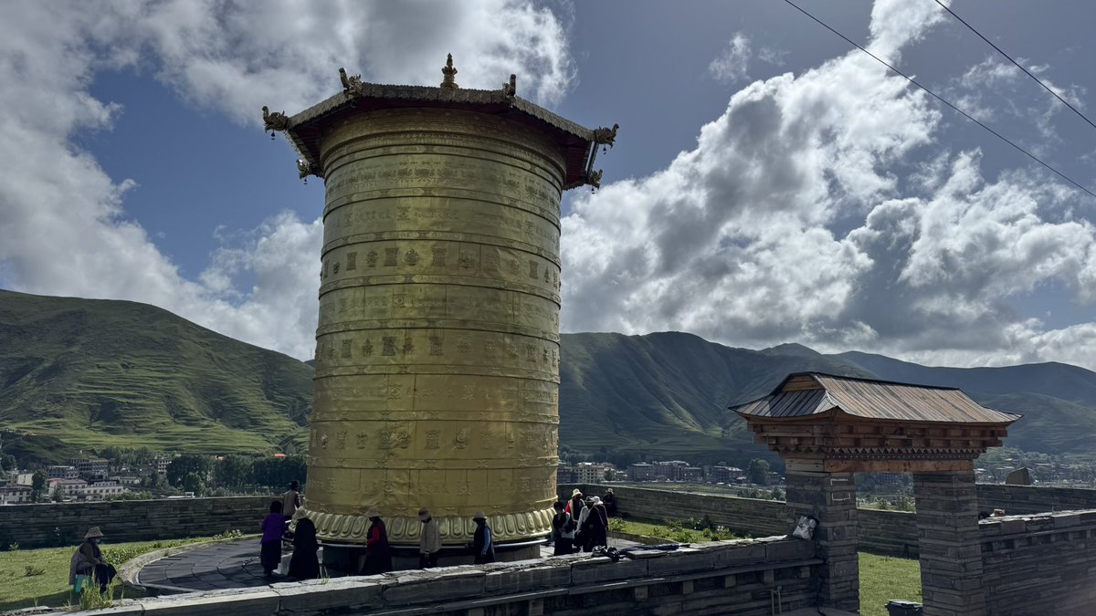 Visited a Tibetan temple in Sichuan and paid 30 yuan to pray for my health. The monk gave me a barley seed to chew. My teeth cracked. I went to a private Chengdu clinic to do a panorama X-ray, costing 0.9 yuan with Meituan coupon. It turns out the tooth has long gone bad and the