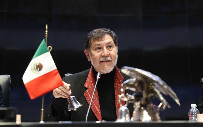 AmerangelLorenz's tweet photo. Se acabó la lamentable presidencia del Senado de @fernandeznorona. 

Su único legado es haber usado recursos públicos para viajar a Europa y que obligó a un ciudadano a pedirle disculpas por increparlo en un aeropuerto.

Sátrapas así merecen ser despreciados de por vida. https://t.co/XH8QI6JR0g