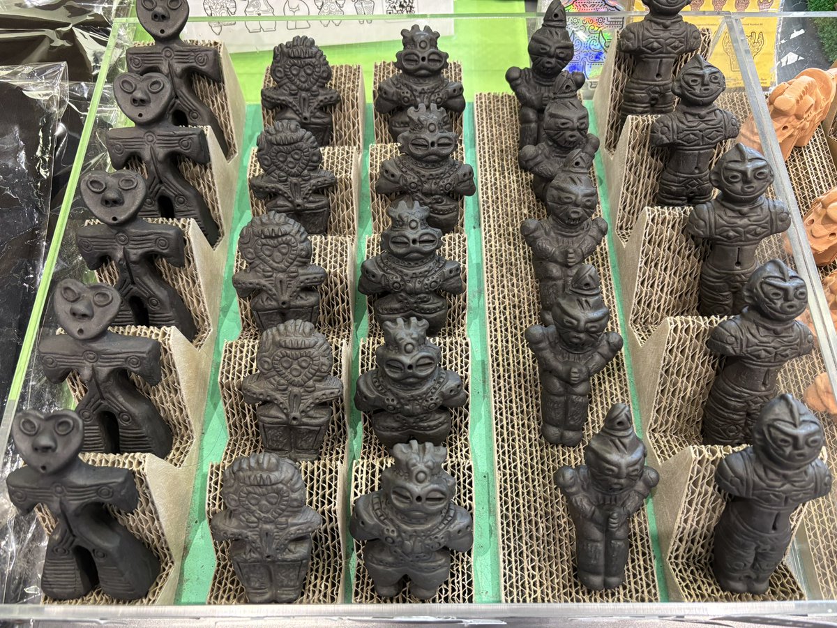 職人さんの手作りという 豆埴輪も豆土偶もミニ埴輪もミニ土偶も。 潤沢