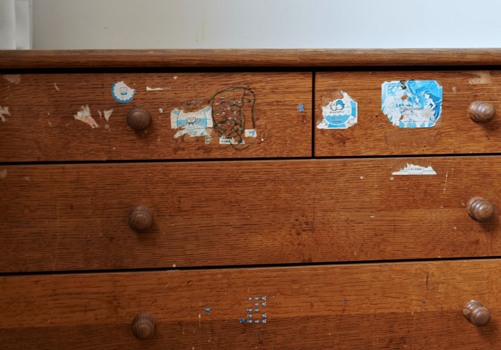 「子どもが貼ったシールが取れない😭」ってときありませんか・・？
🔥ドライヤーで温めてゆっくりペリッ
💧カッターで軽くシールをキズつけ→水→ラップで15分
💅除光液で馴染ませてゆっくり
最後はぞうきんで拭いて完了！
この方法知ってたよ！って方はぜひいいね♡で教えてください～✨