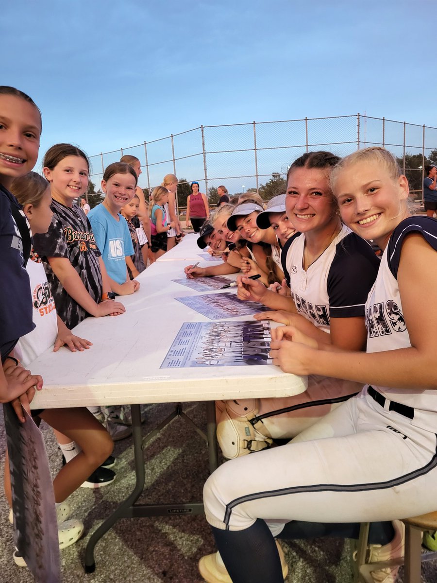 Celebrating a MAC Championship 🏆 with a poster signing PARTY!
Congratulations Ladies!