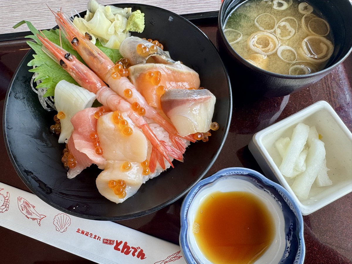 menmenmayu's tweet photo. 40年前、会社の同期（北海道出身）が力説していた
とんでんの北海ちらしが美味い😋
いつか行ってみたいとずーっと思っていた「とんでん」🥰
本日任務完了😆

彼は元気だろうか😌 https://t.co/QwQSQPApXW