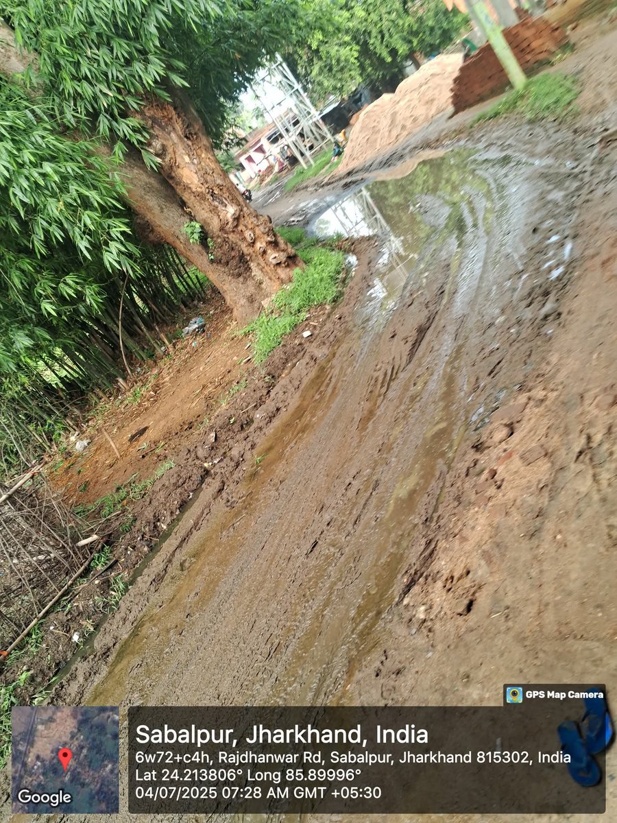 raju_verma26746's tweet image. यह तस्वीर है सरिया के बहुचर्चित पंचायत सबलपुर के निमाटांड गांव के रास्ते का उक्त रास्ते को सुदृढ़ करने हेतु यहां की स्थानीय जनता ने पिछले 2 सालों से स्थानीय प्रशान से गुहार लगा रही है परन्तु आज तक पहल नहीं किया गया। विवश होकर ग्रामीण कीचड़मय रास्ते में चलने को मजबूर है।