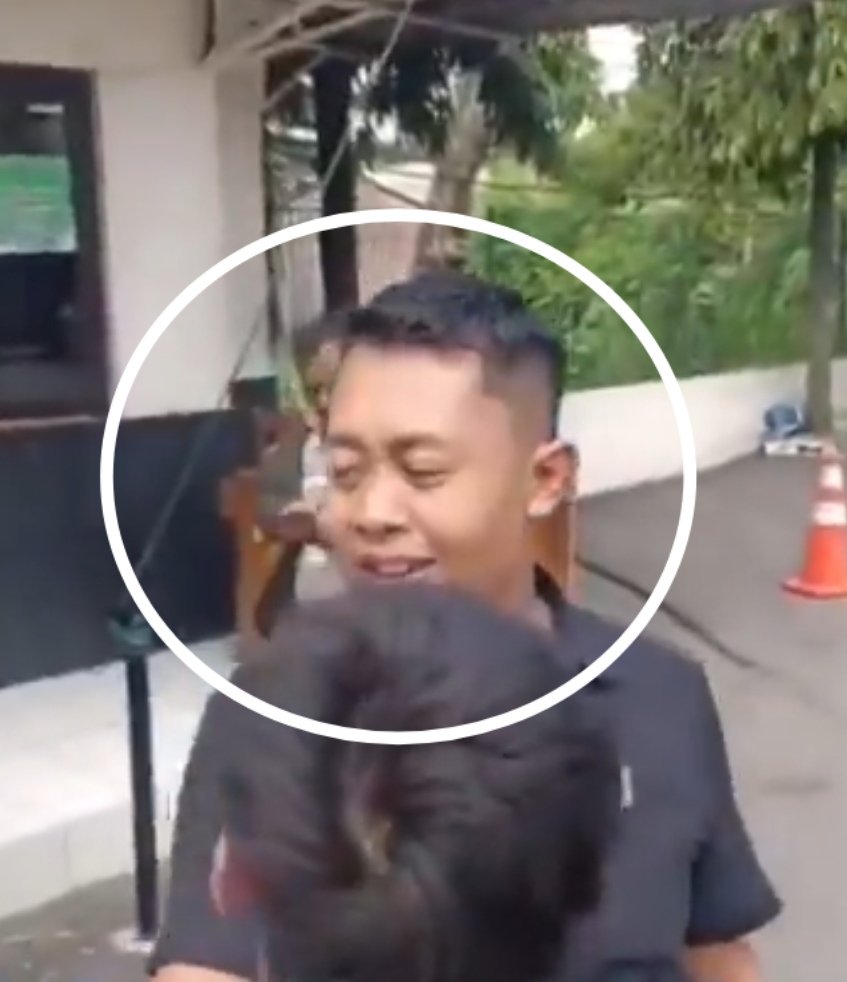 Habieb Selow (@wagimandeep212_) on Twitter photo Sudah terungkap siapa "oknum"nya
Mnurut keterangan Kasatreskrim <a href="/_polressemarang/">Polres Semarang</a> AKBP Andika Dharma Sena, pria yg mlakukan intimidasi terhadap saksi kunci (Vano) adalah Muhammad Kabib Latif warga Demak sorang staff penasehat hukum dari terdakwa Robig
m.kumparan.com/kumparannews/p… Sudah terungkap siapa "oknum"nya
Mnurut keterangan Kasatreskrim <a href="/_polressemarang/">Polres Semarang</a> AKBP Andika Dharma Sena, pria yg mlakukan intimidasi terhadap saksi kunci (Vano) adalah Muhammad Kabib Latif warga Demak sorang staff penasehat hukum dari terdakwa Robig
m.kumparan.com/kumparannews/p…