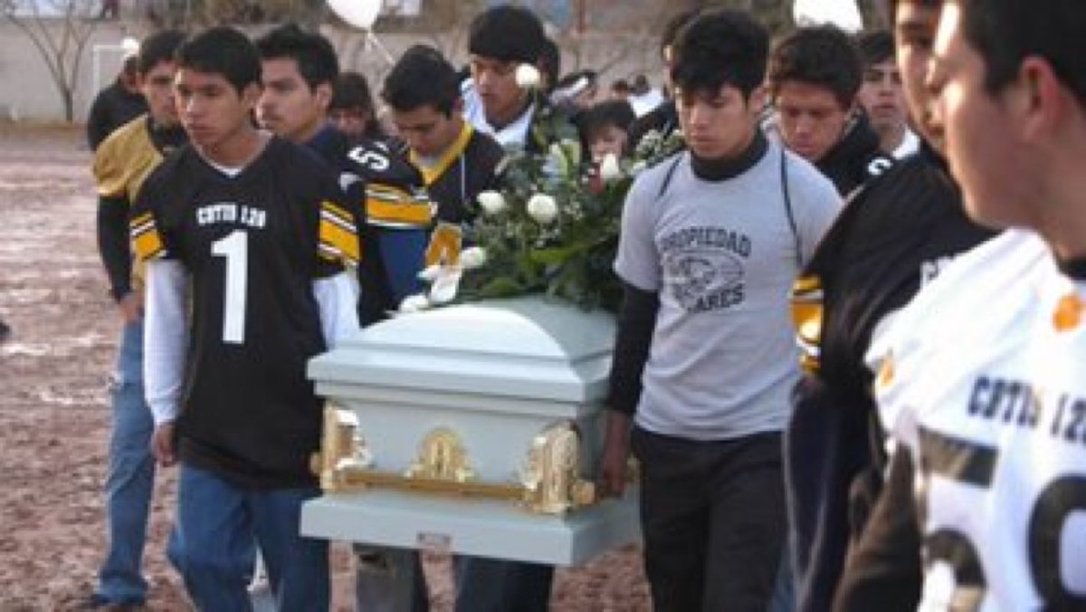 epigmenioibarra's tweet photo. Villas de Salvárcar
2010
En Cd Juárez, por una confusión, 20 sicarios irrumpen en una fiesta estudiantil y abren fuego. El saldo es de 15 muertos y 10 heridos, que de inmediato son criminalizados por el presidente Felipe Calderón que afirma: “los mataron porque andaban en algo”. https://t.co/p6Kg7JDDZX