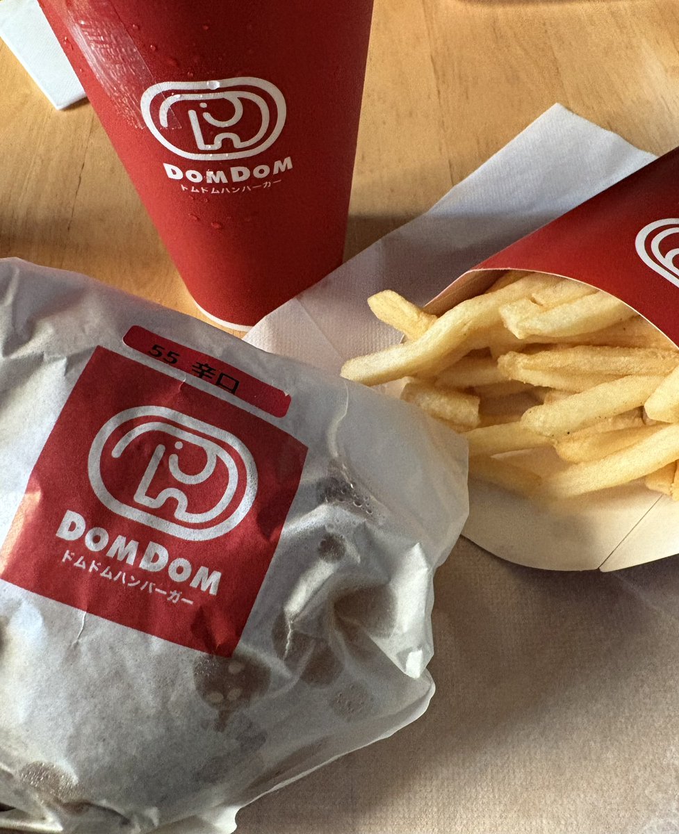 今日発売開始のゴーゴードムドムバーガー食ってみた！
これはうんめぇ！カレーの味もよくするし何がすげぇってしっかり熱いのよw