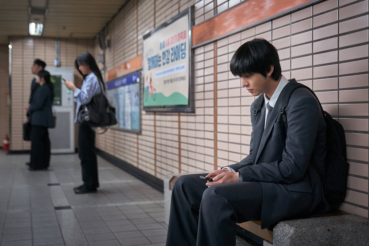 Hqoseop's tweet photo. 평범한 회사원에서, 이 세계의 결말을 알고 있는 유일한 '독자'가 되기까지. https://t.co/xfgSnTMJ8l