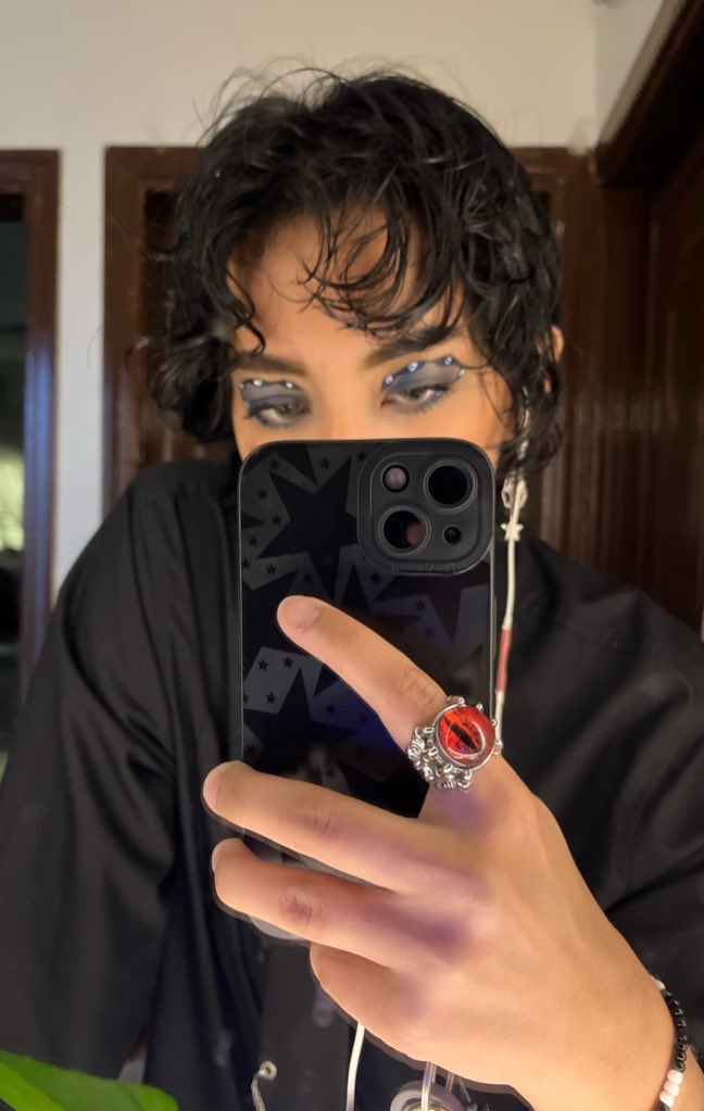 لو احد سالني ايش استفدت من الجامعة 
بقول اني تعلمت انواع واشكال الميكب☝🏽