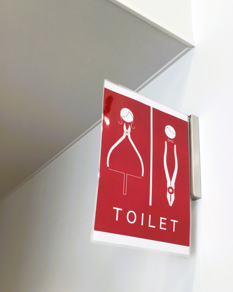 keiba_maruto's tweet image. 普通のトイレ表示じゃつまらないので
女子♀️⇒ニッパー
男子♂️⇒ペンチ
にしてみました💡
#工具メーカーのトイレ表示