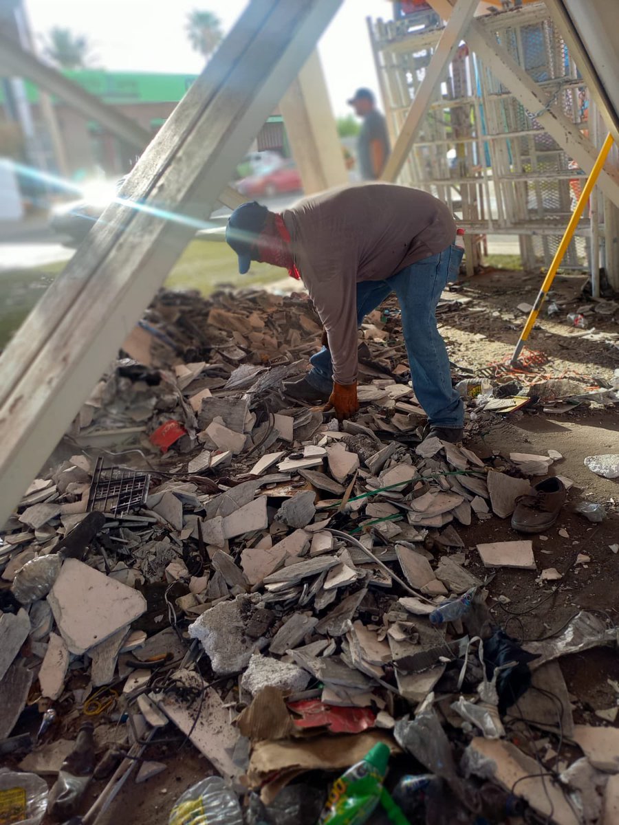 Limpieza en el puente del Blvd. Morelos 👷🏻‍♂️🧹
#DepositaLaBasuraEnSuLugar