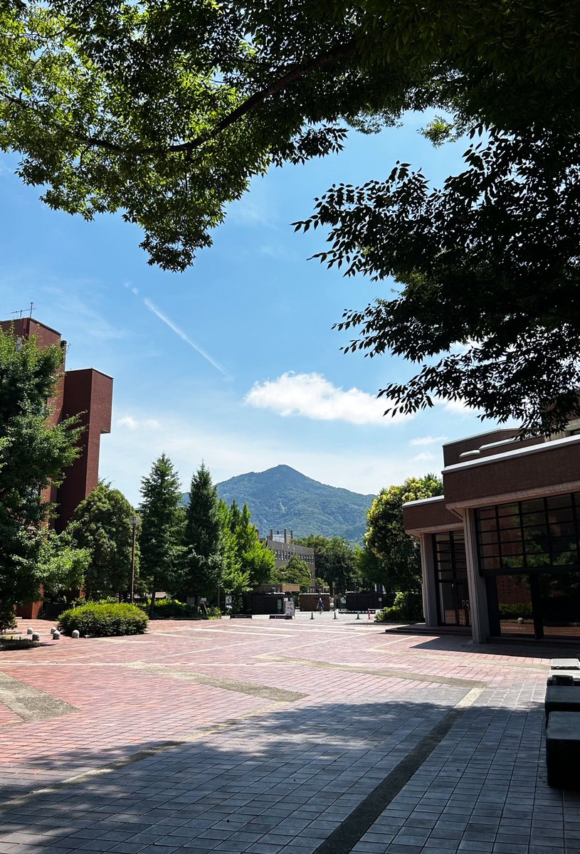 京都工芸繊維大学の美術資料館へ🎨
デザインに関わる企画展が多く、現在はジャンルの異なる3つの展示が同時開催中。資料館の前から比叡山が望めるロケーションも気持ちよくておすすめです！
#YAP #YAP浪華