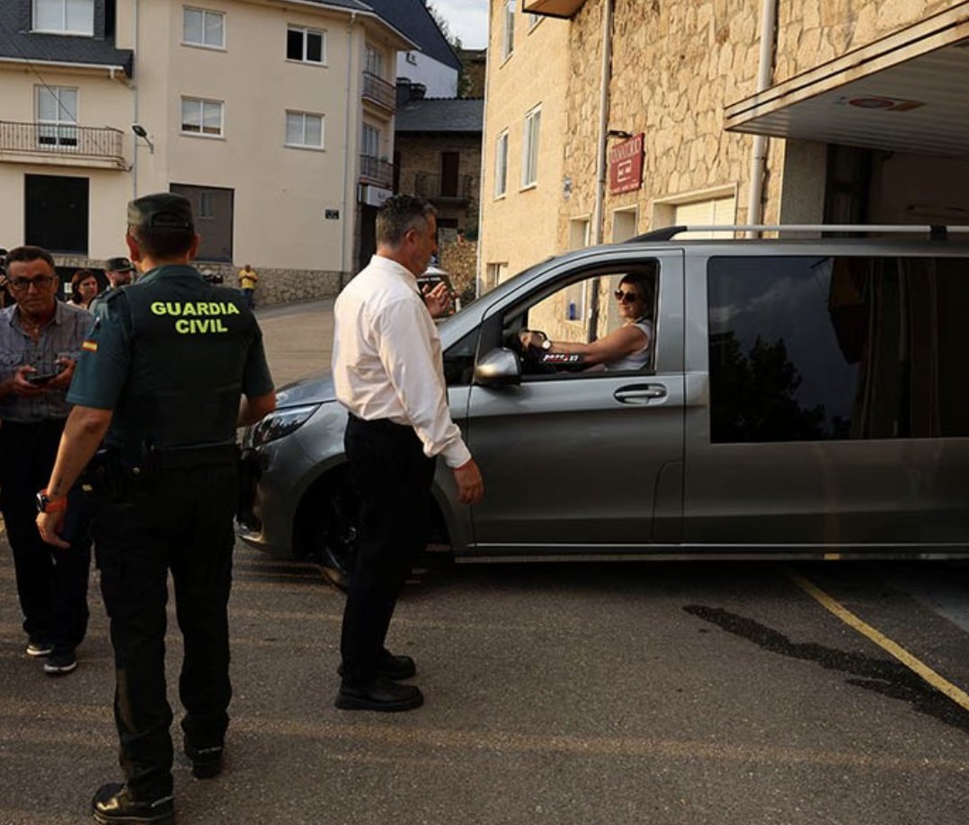 ภรรยาร่ำไห้รับศพ #โชต้า กลับไปประกอบพิธีทางศาสนาทีบ้านเกิด 

รูเต การ์โดโซ่ ภรรยา เดินทางมารับร่างของ โชต้า และ อันเดร ซิลวา น้องชาย ที่เมืองซานาเบรีย สเปน เพื่อส่งกลับไปประกอบพิธีที่โปรตุเกสแล้ว

#ลิเวอร์พูล