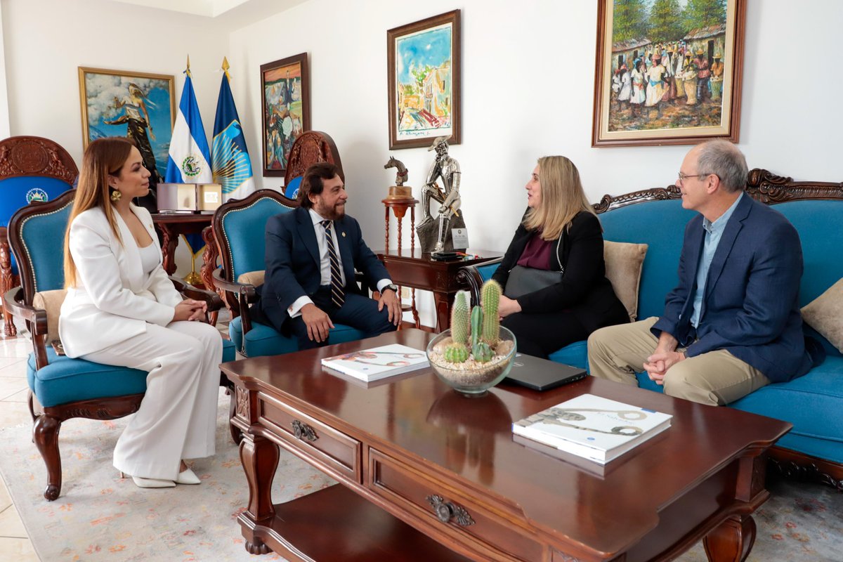 Vicepresidencia ESA (@vcpresidenciasv) on Twitter photo El país avanza con aliados clave. 🤝🏻 El Vicepresidente de la República, Sr. Félix Ulloa hijo (<a href="/fulloa51/">Félix Ulloa</a>), sostuvo una reunión de alto nivel con la representante de <a href="/el_BID/">Banco Interamericano de Desarrollo</a>, Sra. <a href="/OlgaGomezBID/">Olga Gomez Garcia</a>, con el objetivo de articular esfuerzos para la profesionalización del sector público. El país avanza con aliados clave. 🤝🏻 El Vicepresidente de la República, Sr. Félix Ulloa hijo (<a href="/fulloa51/">Félix Ulloa</a>), sostuvo una reunión de alto nivel con la representante de <a href="/el_BID/">Banco Interamericano de Desarrollo</a>, Sra. <a href="/OlgaGomezBID/">Olga Gomez Garcia</a>, con el objetivo de articular esfuerzos para la profesionalización del sector público.