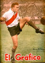 4 julio 1926 nace en Buenos Aires, el gran Afredo Di Stéfano , jugador legendario de los clubes River Plate, Huracán, Millonarios y Real Madrid y Español-
En clubes jugó 703 partidos y anotó 518 goles, sin duda  entre los mejores jugadores de la historia.  #GrandesJugadores