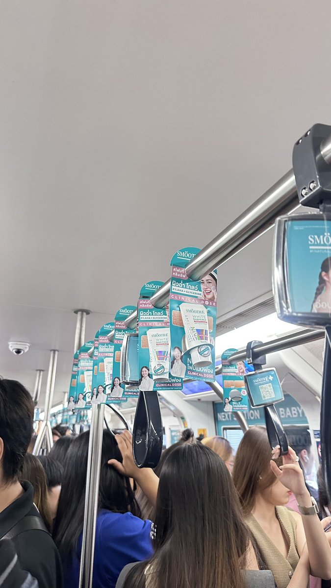 SmoothEThailand's tweet photo. แค่ขึ้นรถไฟฟ้า ก็ได้โฟมติดมือ…หน้าใสติดใจแน่นอน 💚✨
📍BTS สุขุมวิทเจอกันน~ 🚆✨ 

#SmoothExLingOrm #SmoothE #ขึ้นbtsเจอหลิงออมกับsmoothe #lingorm #หลิงออม #linglingkwong #หลิงหลิงคอง #玲玲邝 https://t.co/Rdsb9vApCc
