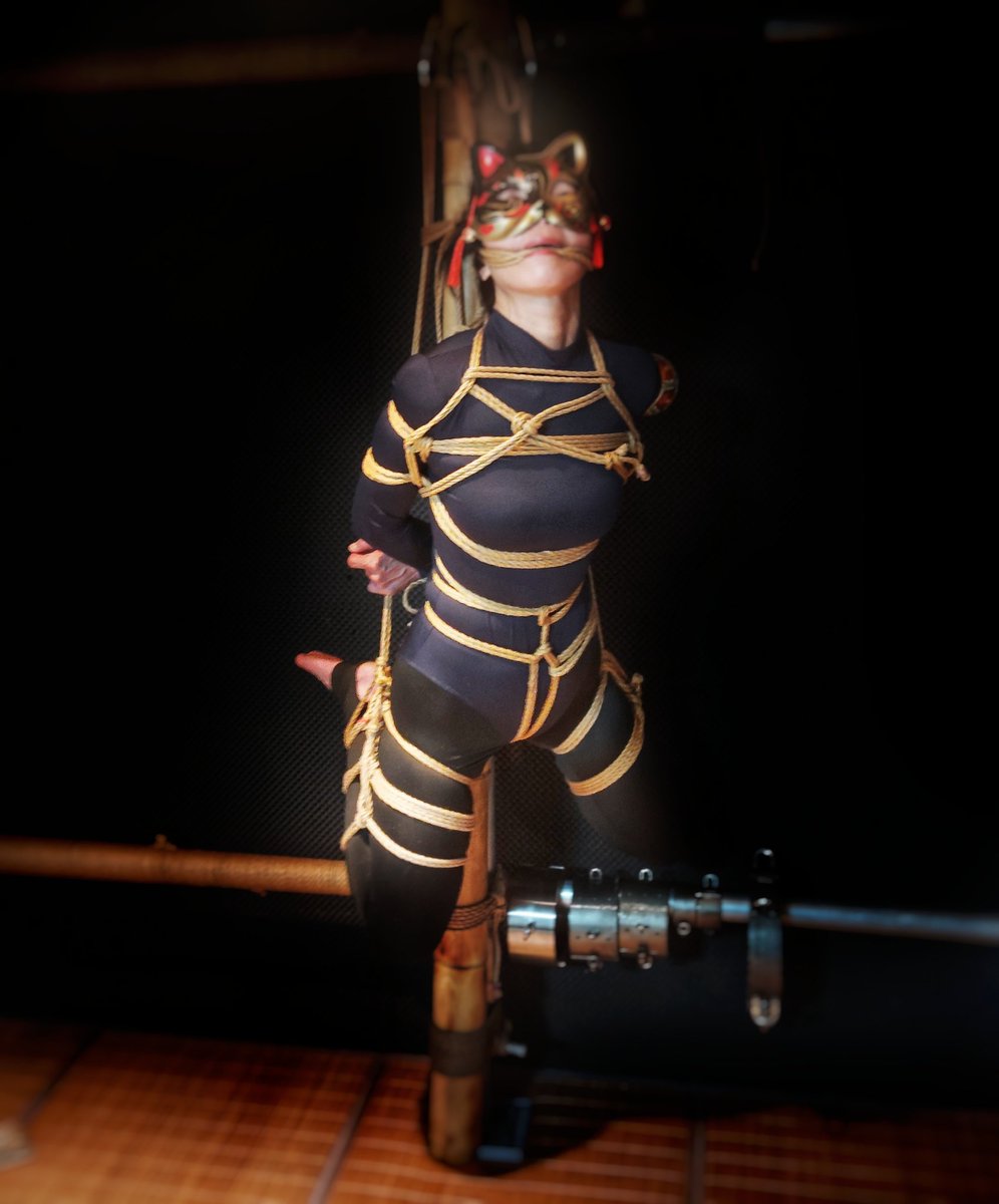 昨日、赤羽のスタジオに行ってきました。
初めて柱での吊り緊縛に挑戦しました。
少しずつですが、縛りのことをもっと学んでいます。
感謝の気持ちを大切に、これからも成長していきたいです。