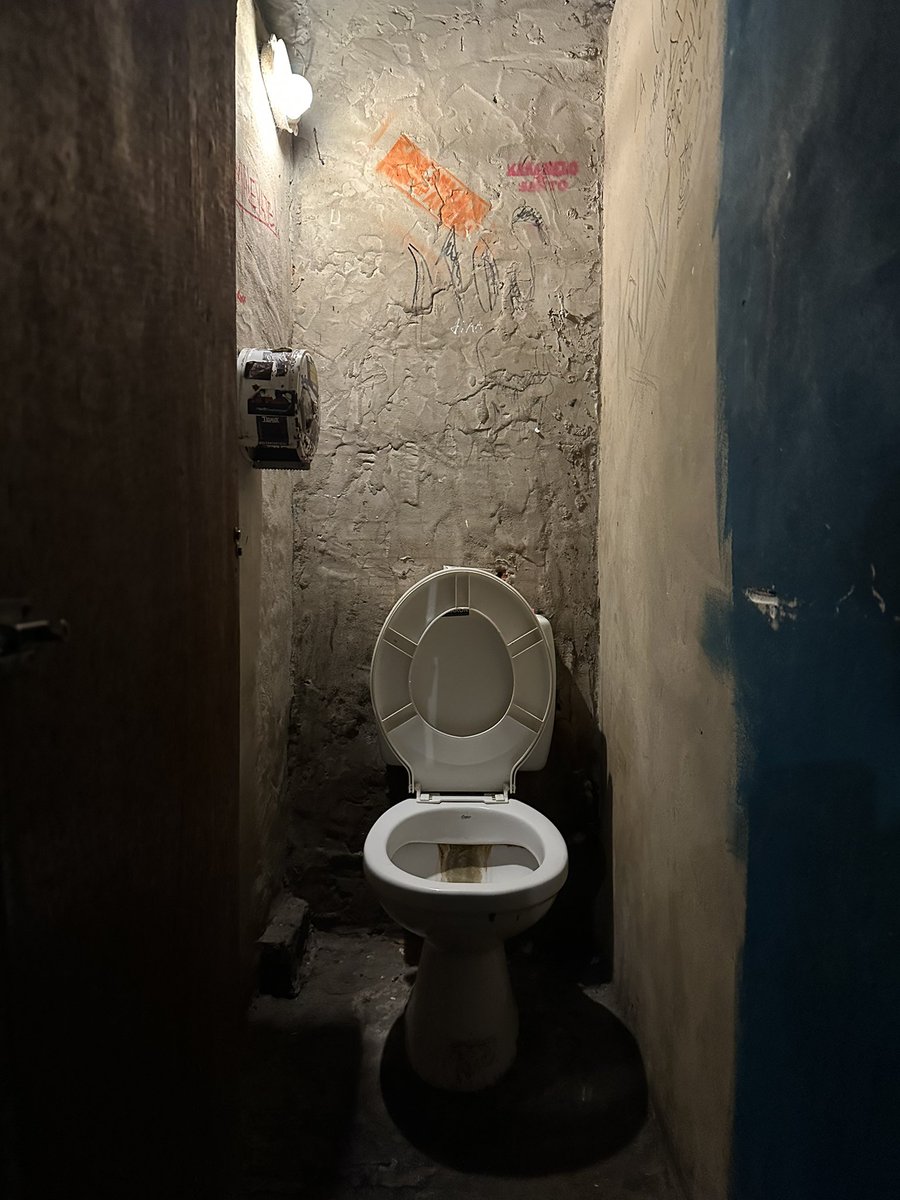 El baño del camarín donde actué hoy en Hurlingham nueva adquisición a lugares que parecen el meme de la subtrama de Bob Esponja.