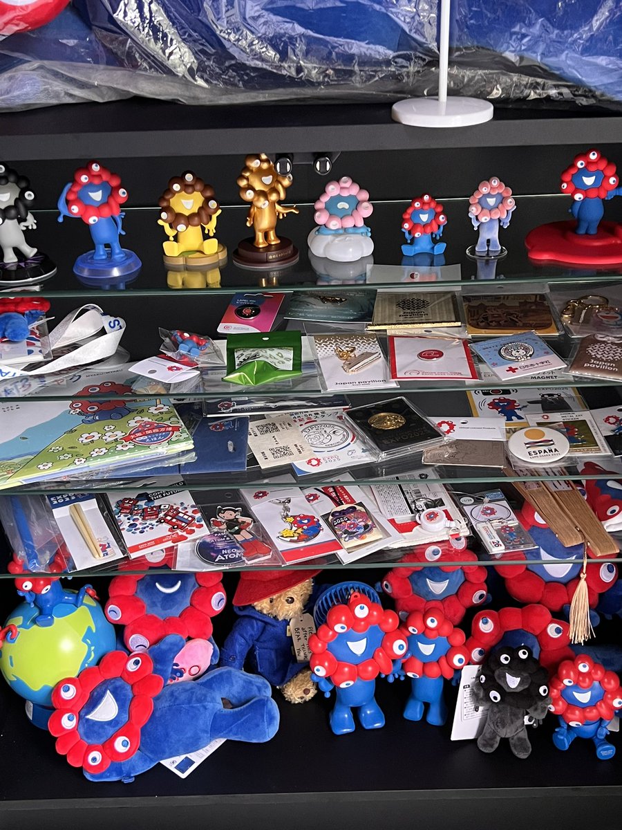 a_fish_monger's tweet image. 昨夜は仕事から帰って玄関にドンと届いた組み立て式家具をあくせく2時間ほどかけて組み上げ
まぁ、先に茶棚買わんかいワレ、ともう1人の自分が言ってるのは聞こえないフリをして、取り敢えずとっ散らかっていた万博の諸々は一時スッキリとはしましたよと
#大阪関西万博 #expo2025 #ミャクミャク