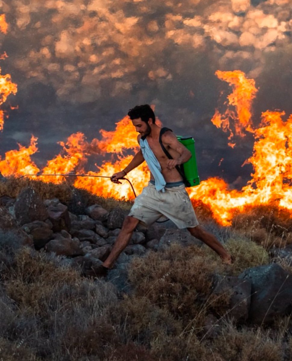 Dört bir yanı cennet vatanımın başına gelen her türlü felakette neden her seferinde ortada halkım savaş verip can veriyor? Soruyorum ya, depremde enkazlar neden halkım arıyor, yangınları söndürmek için neden halkım canla başla uğraşıyor, sel felaketinde neden halkım koşuyor.