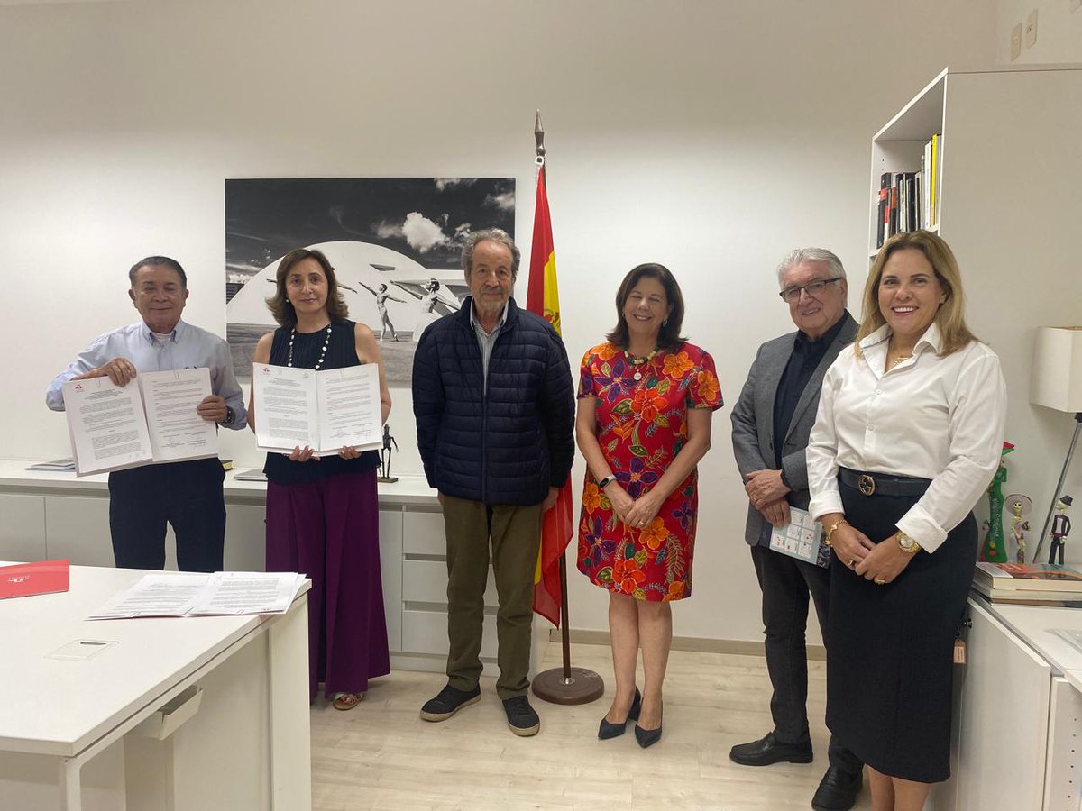 EmbEspBrasil's tweet image. A Embaixadora participou na assinatura do convenio entre o @IC_Brasilia e o  Instituto de Desenvolvimento Sustentável -IDS, para a promoção e formação em lingua e cultura espanhola, em especial para os agentes públicos que trabalham no turismo e juntos a população migrante.