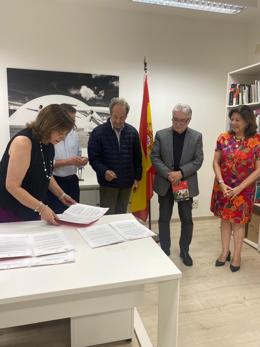 EmbEspBrasil's tweet image. A Embaixadora participou na assinatura do convenio entre o @IC_Brasilia e o  Instituto de Desenvolvimento Sustentável -IDS, para a promoção e formação em lingua e cultura espanhola, em especial para os agentes públicos que trabalham no turismo e juntos a população migrante.