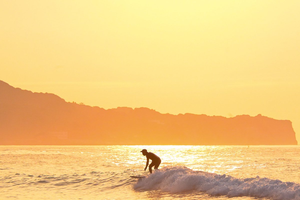 朝日の中のサーファー
  #zfc  #望遠レンズで遊ぼう