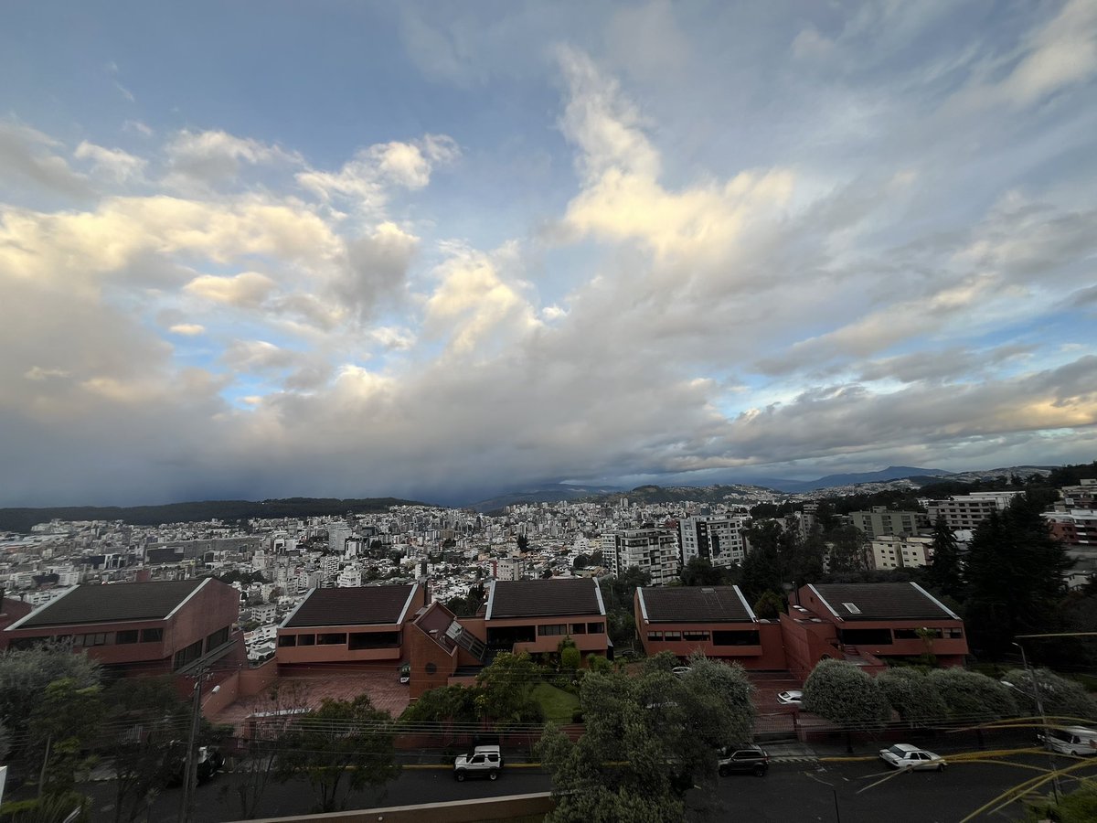18:10| Hoy los cielos de Quito desde aquí 

#Quito