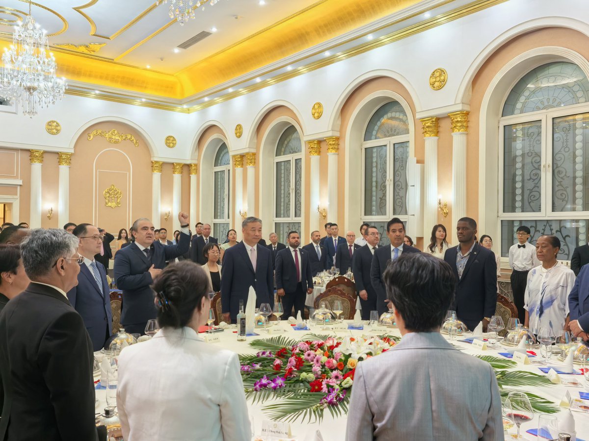 En la Asociación del Pueblo Chino para la Amistad con el Extranjero, iniciamos la celebración del 40 Aniversario de relaciones diplomáticas entre Bolivia y China. Con la asistencia del Ministro Adjunto de RREE de China, Miao Deyu.🇧🇴🇨🇳💪 <a href="/MRE_Bolivia/">Cancillería de Bolivia 🇧🇴</a> <a href="/ChinaEmb_Bo/">Embajada de China en Bolivia</a>