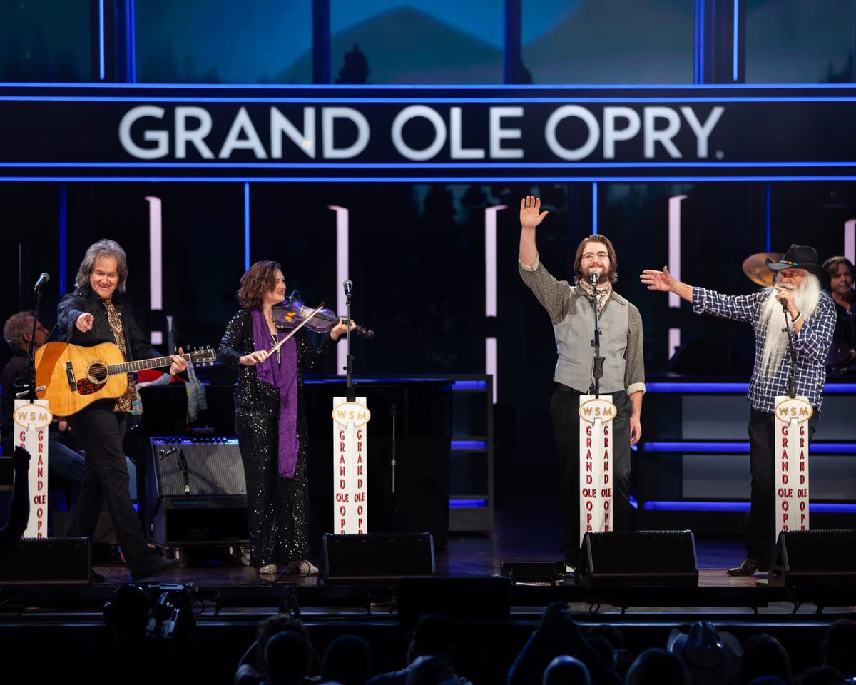 wlgthegoldens's tweet image. A golden moment at the @opry. @wlgolden spotlighting his grandson Elijah, who’s stepping into the legacy. Keep an eye out for a brand new music video featuring Elijah performing a classic from the @oakridgeboys .
#tbt