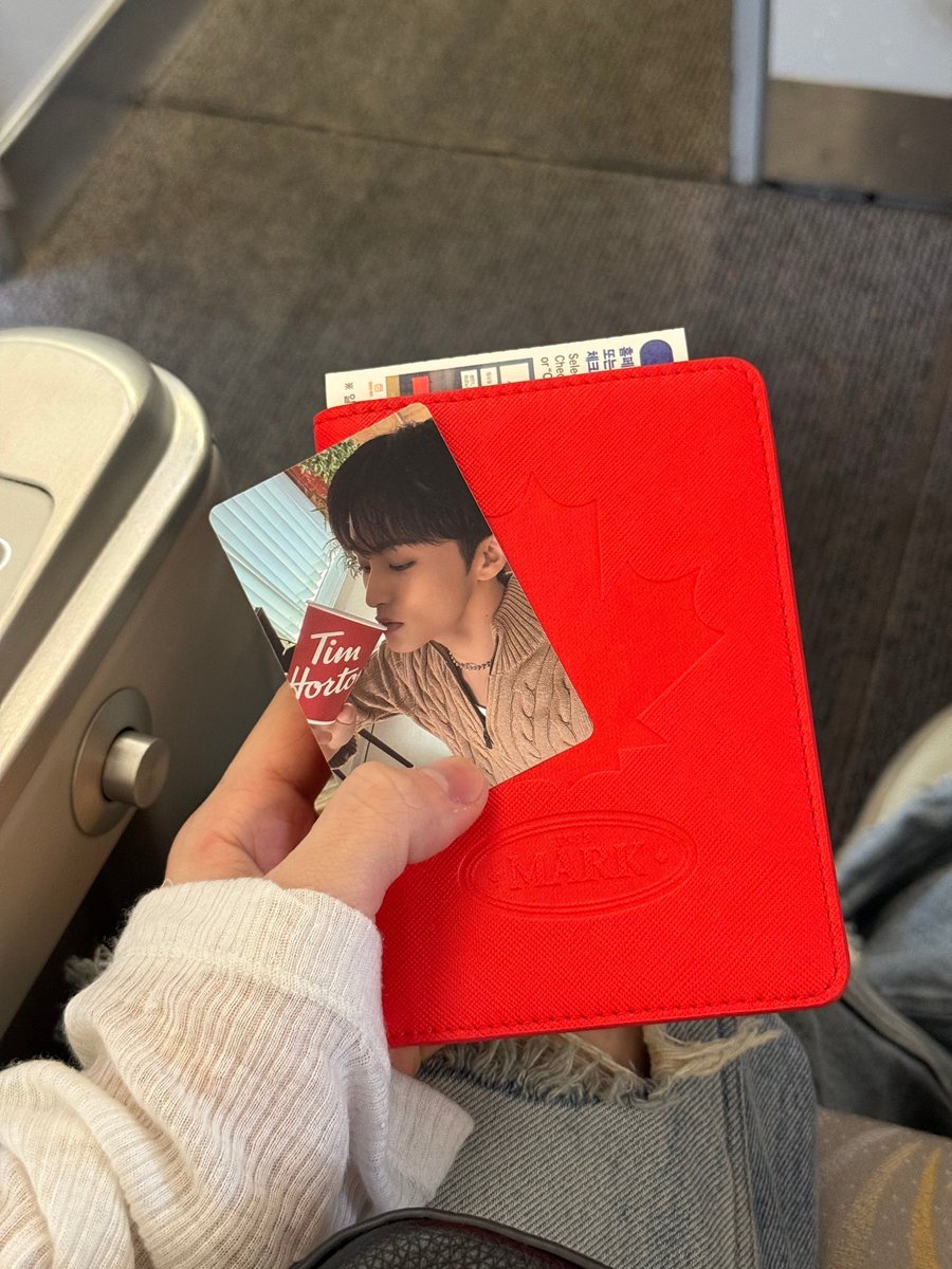 LOOKSMKL's tweet photo. czennie sung hanbin shared a pic of mark’s tim hortons passport holder and photocard on his plus chat! https://t.co/nYdr0risWA