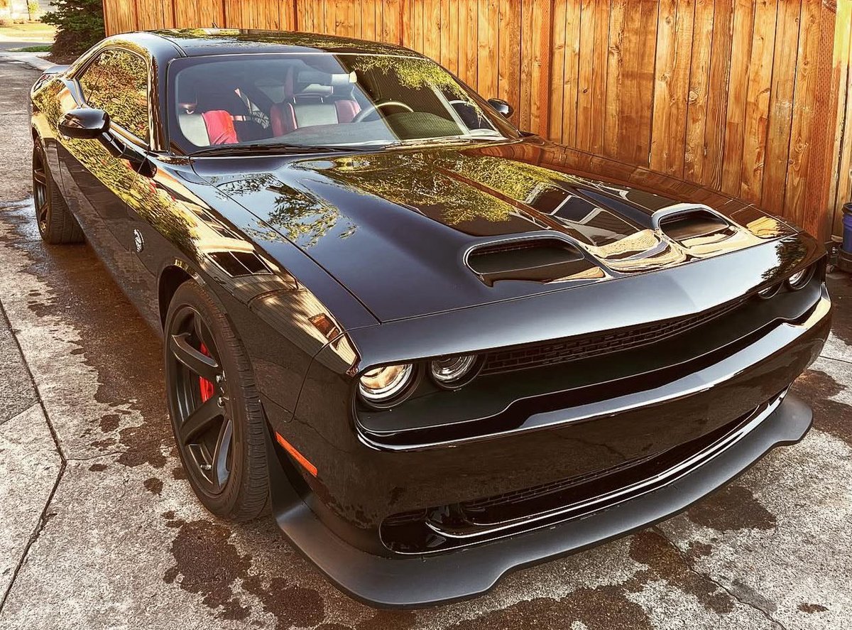 stinkycubert's tweet photo. Slime said “i didn’t realize your were black” i said that isn’t a scatpack, that’s a hellcat SRT. I’m not black I’m a wigger #slimetalk https://t.co/UVCm0ZTmRY